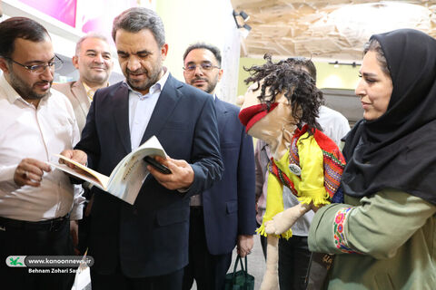بازدید مسئولان از غرفه کانون در هشتمین روز نمایشگاه کتاب
