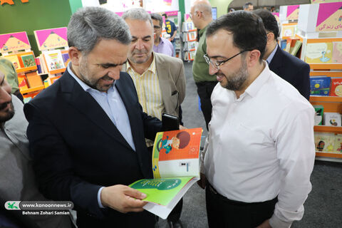 بازدید مسئولان از غرفه کانون در هشتمین روز نمایشگاه کتاب
