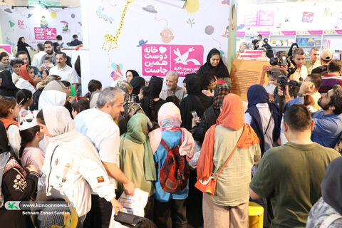 جشن امضای مصطفی رحماندوست و محمدرضا شمس در غرفه کانون در نمایشگاه کتاب