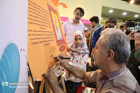 جشن امضای مصطفی رحماندوست و محمدرضا شمس در غرفه کانون در نمایشگاه کتاب