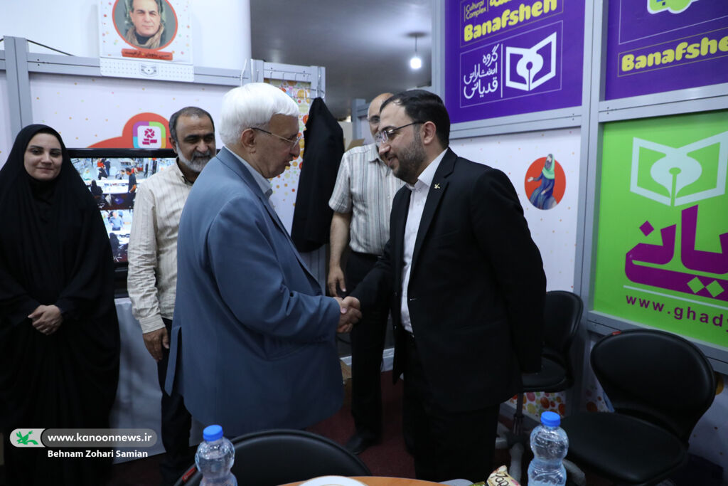 بازدید مدیرعامل کانون از غرفههای مختلف نمایشگاه بینالمللی کتاب تهران
