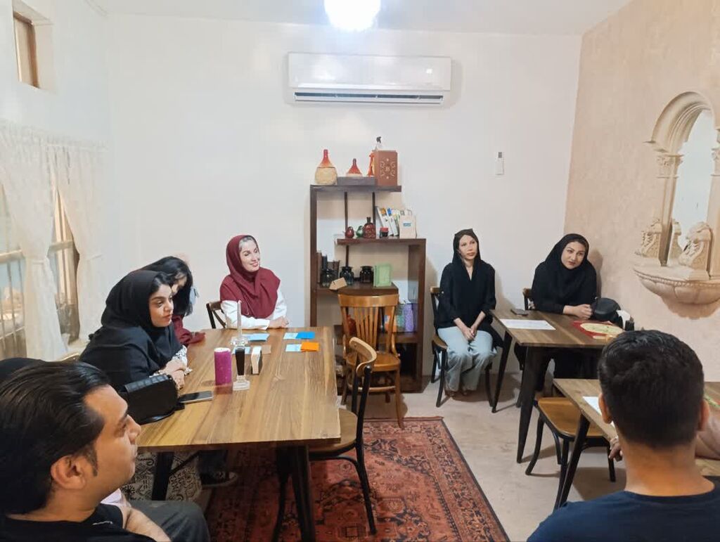 شبی آرام برای "قصه‌های ناتمام" در کافه لیح بندرعباس برگزار شد
