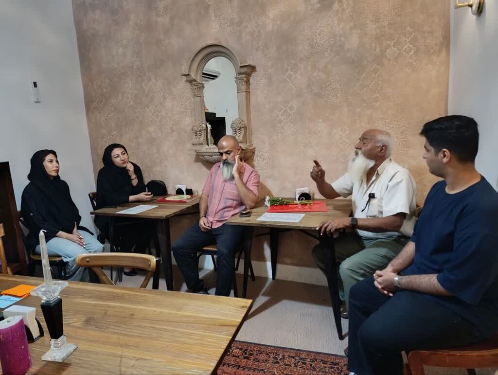 شبی آرام برای "قصههای ناتمام" در کافه لیح بندرعباس برگزار شد