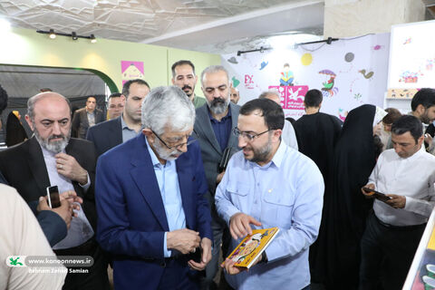 بازدید غلامعلی حدادعادل از غرفه کانون در نمایشگاه کتاب