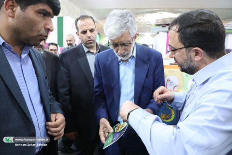 بازدید غلامعلی حدادعادل از غرفه کانون در نمایشگاه کتاب