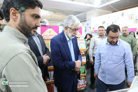 بازدید غلامعلی حدادعادل از غرفه کانون در نمایشگاه کتاب