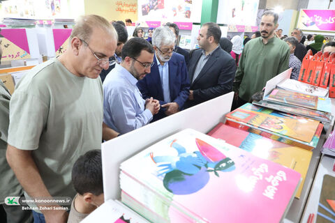 بازدید غلامعلی حدادعادل از غرفه کانون در نمایشگاه کتاب