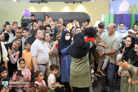 بازدید غلامعلی حدادعادل از غرفه کانون در نمایشگاه کتاب