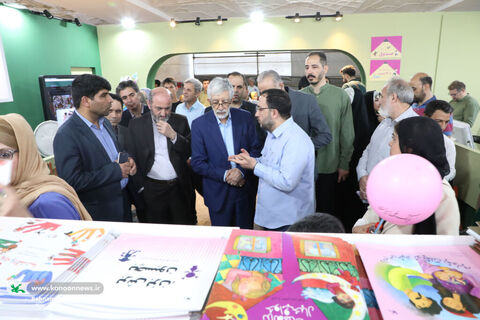 بازدید غلامعلی حدادعادل از غرفه کانون در نمایشگاه کتاب