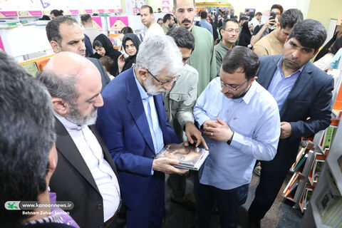 بازدید غلامعلی حدادعادل از غرفه کانون در نمایشگاه کتاب