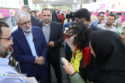 بازدید غلامعلی حدادعادل از غرفه کانون در نمایشگاه کتاب
