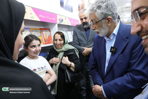بازدید غلامعلی حدادعادل از غرفه کانون در نمایشگاه کتاب