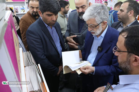 بازدید غلامعلی حدادعادل از غرفه کانون در نمایشگاه کتاب