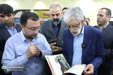 بازدید غلامعلی حدادعادل از غرفه کانون در نمایشگاه کتاب