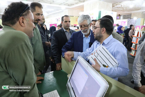 بازدید غلامعلی حدادعادل از غرفه کانون در نمایشگاه کتاب