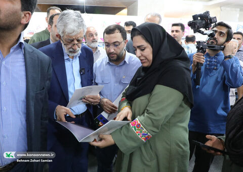 بازدید غلامعلی حدادعادل از غرفه کانون در نمایشگاه کتاب