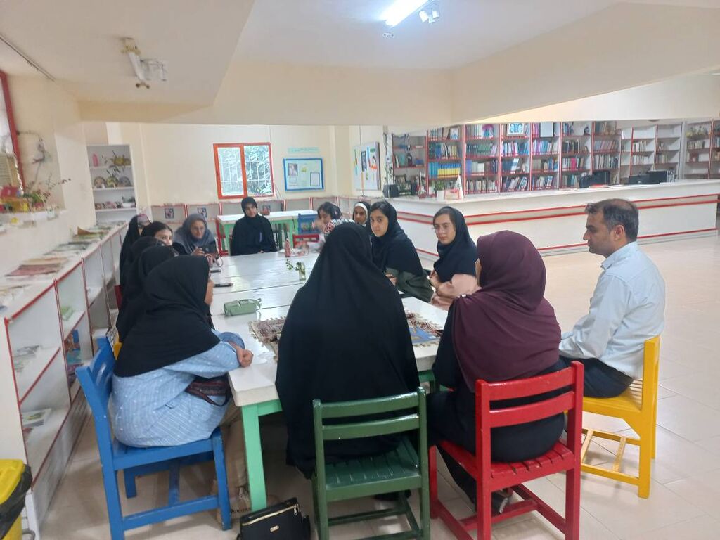 نشست تخصصی طنز در انجمن ادبی پرپرونک با حضور ندا پیروان