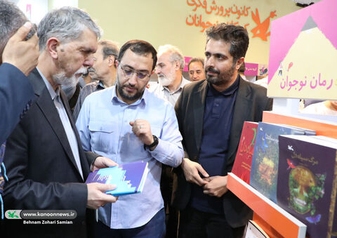 بازدید وزیر فرهنگ و ارشاد اسلامی از غرفه کانون در نمایشگاه کتاب