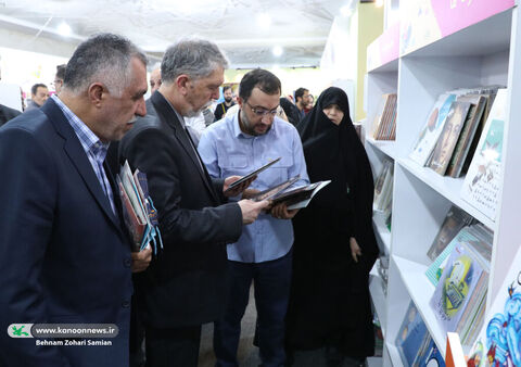 بازدید وزیر فرهنگ و ارشاد اسلامی از غرفه کانون در نمایشگاه کتاب