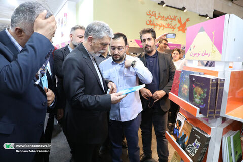 بازدید وزیر فرهنگ و ارشاد اسلامی از غرفه کانون در نمایشگاه کتاب
