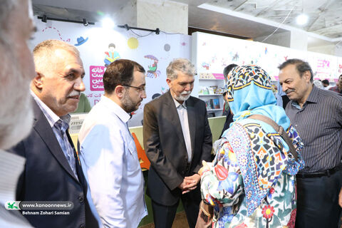 بازدید وزیر فرهنگ و ارشاد اسلامی از غرفه کانون در نمایشگاه کتاب