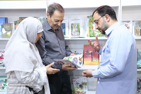 بازدید عضو هیأت مدیره کانون از غرفه کانون در نمایشگاه کتاب