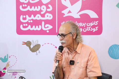 جشن امضای فرهاد حسن‌زاده در غرفه کانون در نمایشگاه کتاب