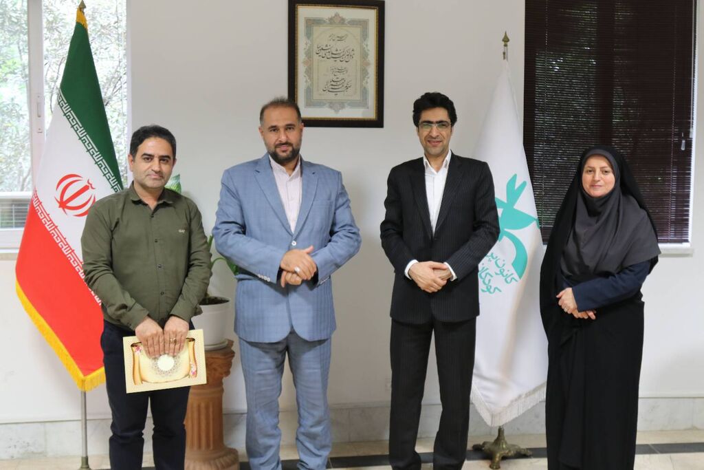 به مناسبت روز کتاب‌خانه‌های سیار از مربیان سیار کانون مازندران تقدیر شد