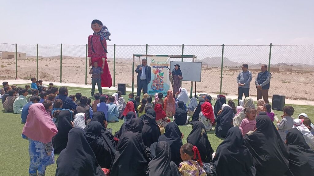 «کتابخانه سیار» کانون سیستان و بلوچستان مهمان بچههای شهداد آباد در روز جهانی خودش