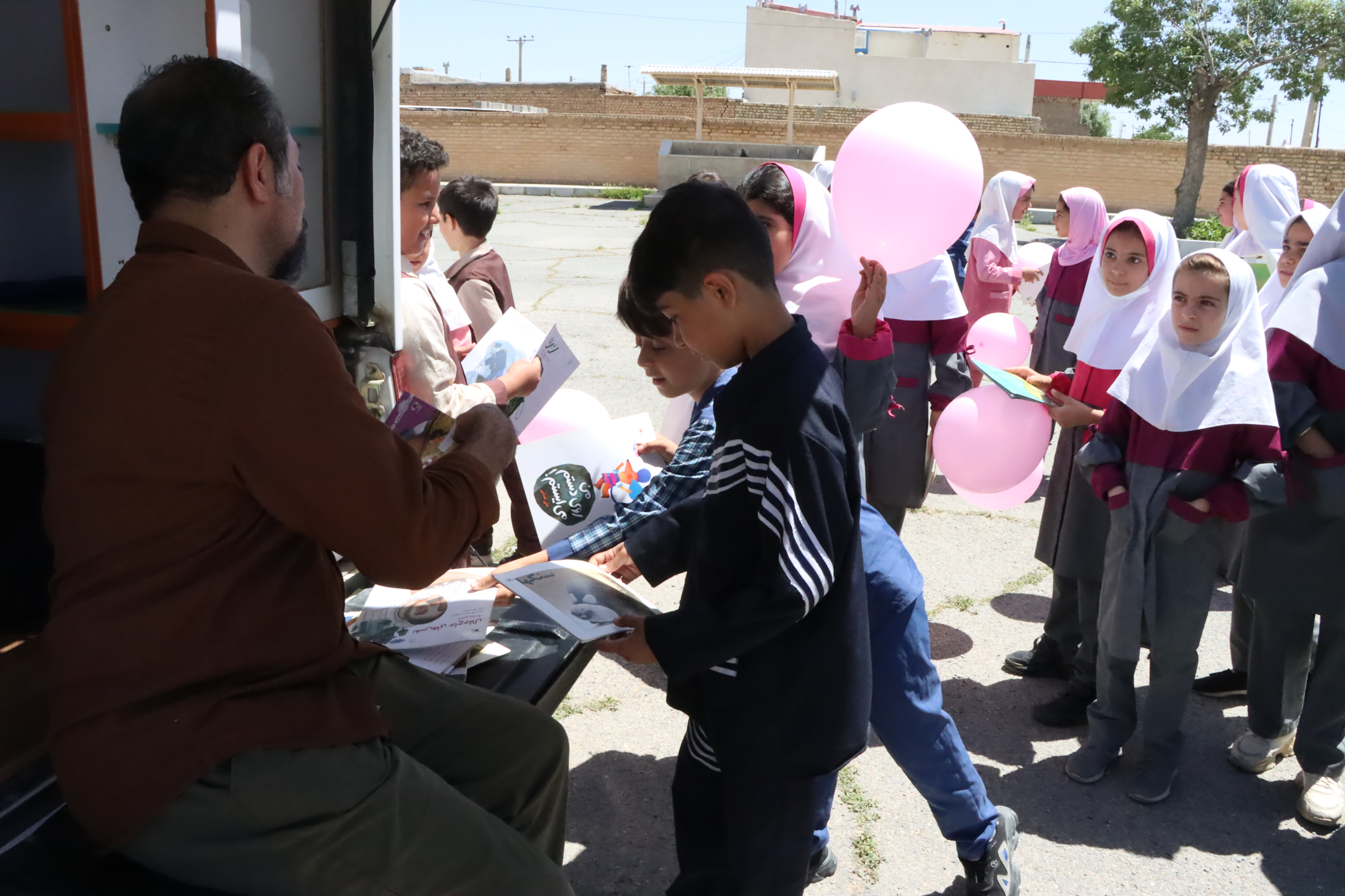 ویژه برنامه گرامیداشت روز جهانی کتابخانههای سیار در استان مرکزی