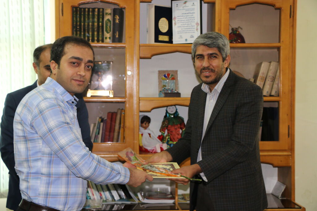 گرامیداشت روز کتابخانههای سیار در کانون فارس با تجلیل از مربیان سختکوش