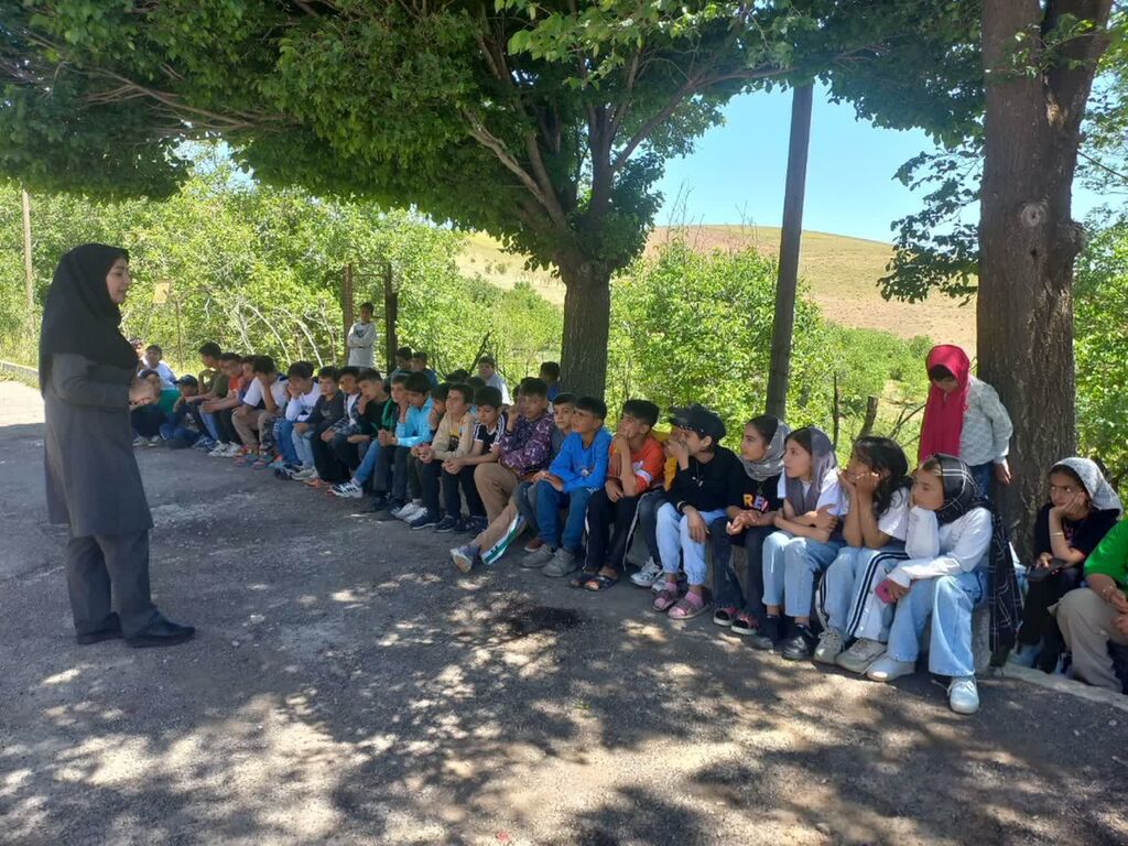 پیک امید سنقر به مناسبت روز جهانی کتابخانههای سیار به روستای "باوله" رفت