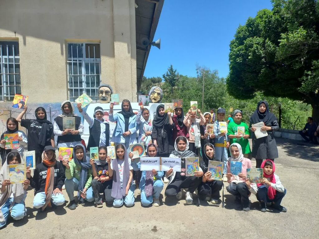 پیک امید سنقر به مناسبت روز جهانی کتابخانههای سیار به روستای "باوله" رفت