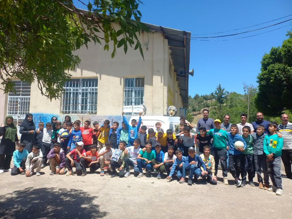 پیک امید سنقر به مناسبت روز جهانی کتابخانههای سیار به روستای "باوله" رفت