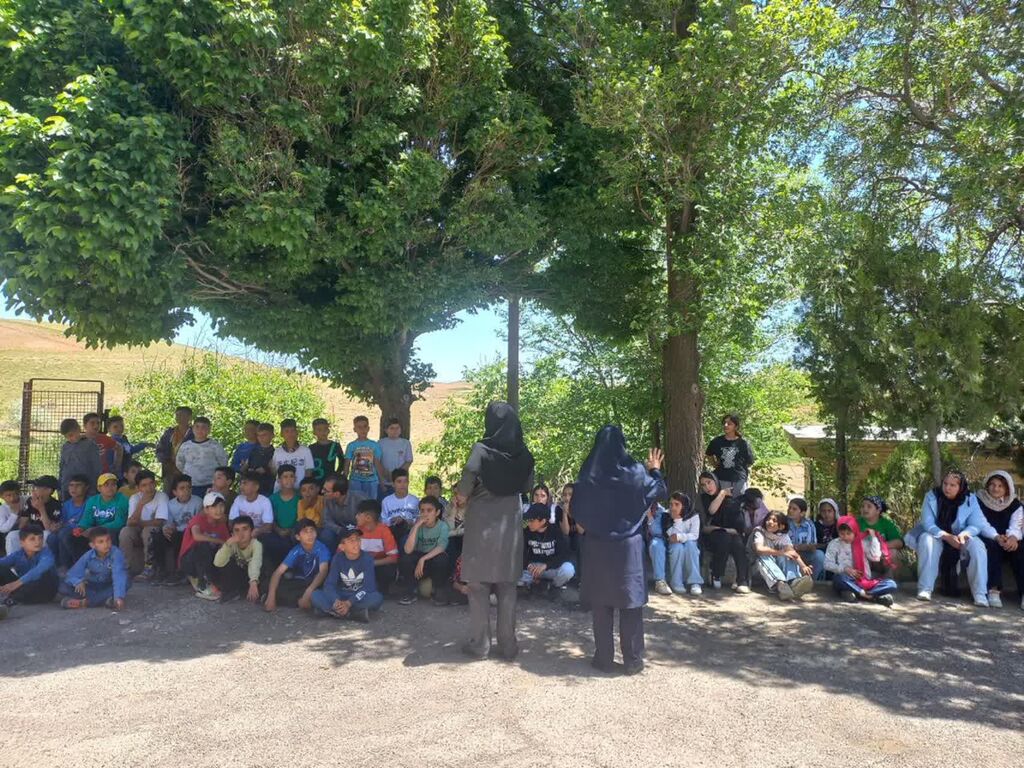 پیک امید سنقر به مناسبت روز جهانی کتابخانههای سیار به روستای "باوله" رفت