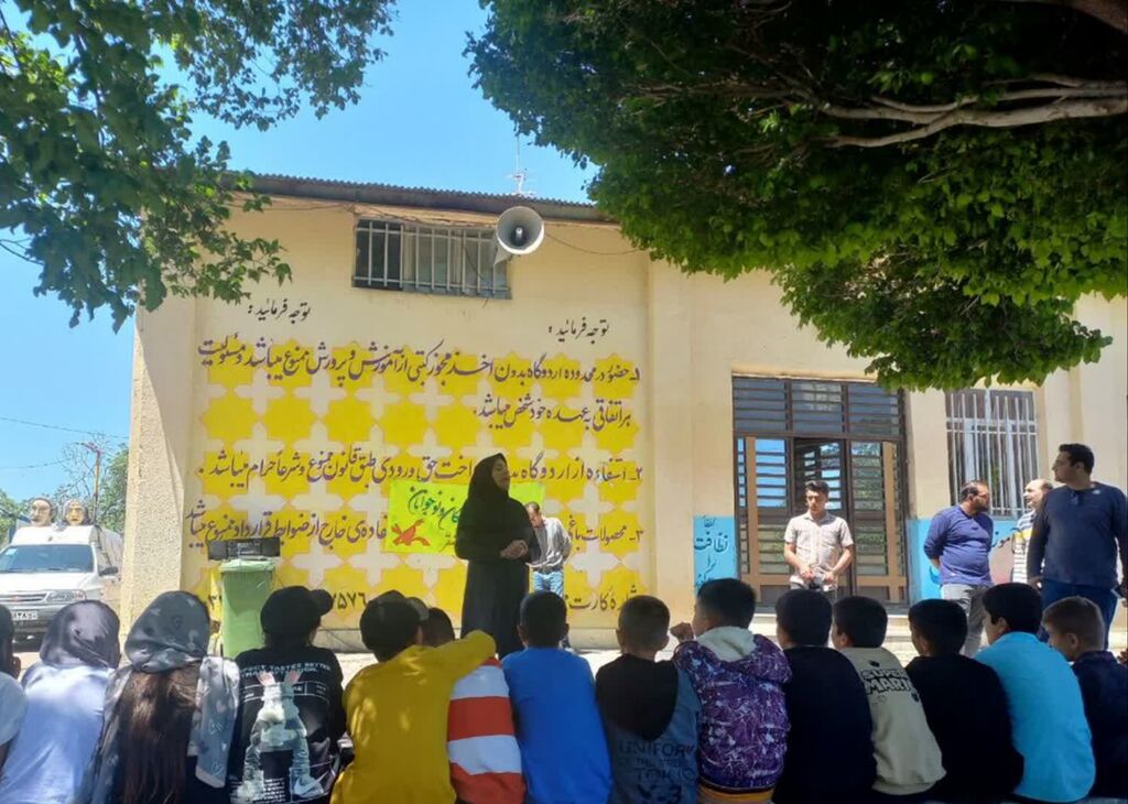 پیک امید سنقر به مناسبت روز جهانی کتابخانههای سیار به روستای "باوله" رفت