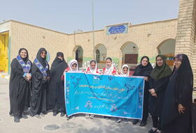 پرواز درناهای کاغذی بر بام مدرسه هنگدان