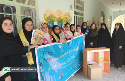 پرواز درناهای کاغذی بر بام مدرسه هنگدان