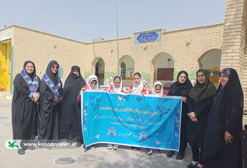 پرواز درناهای کاغذی بر بام مدرسه هنگدان