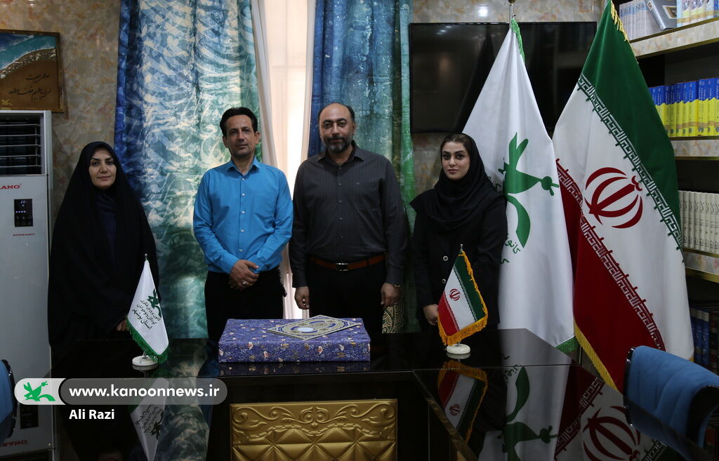 اهدای ۶ دستگاه کولر گازی از سوی شرکت سپهر چوب دشتستان به کانون استان بوشهر اهدای ۶ دستگاه کولر گازی از سوی شرکت سپهر چوب دشتستان به کانون استان بوشهر