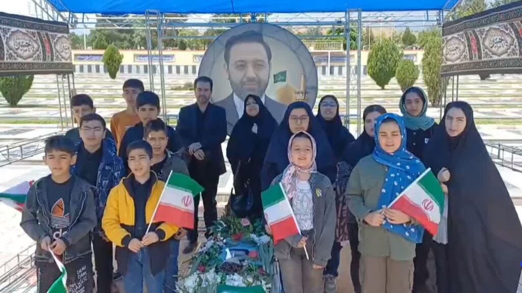 اجرای سرود شهید جمهور در مزار شهید مالک رحمتی در مراغه