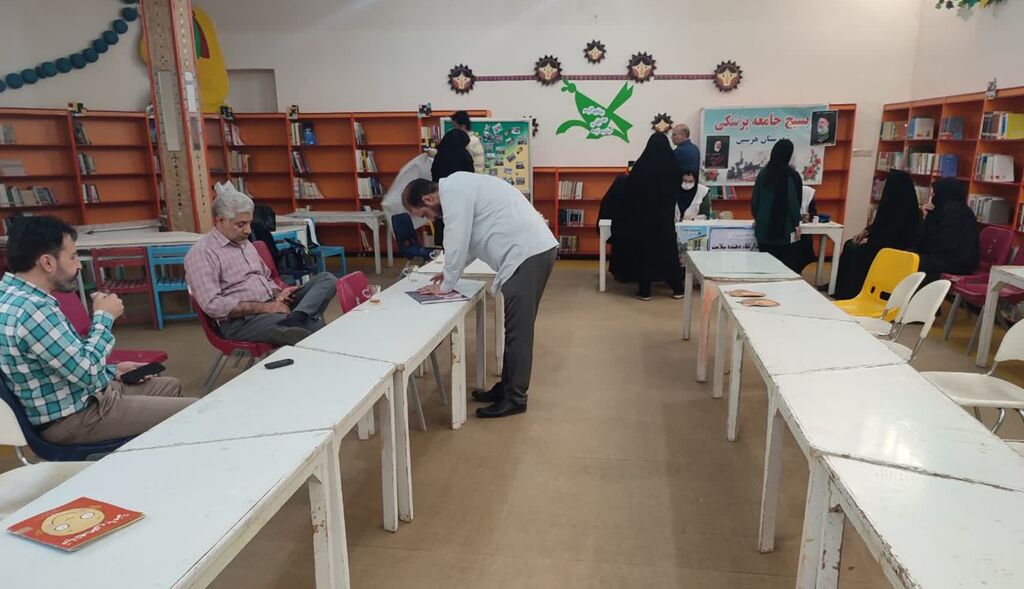 ویزیت اهالی مناطق کم‌برخوردار در مرکز هرسین به‌مناسبت سالگرد شهدای خدمت