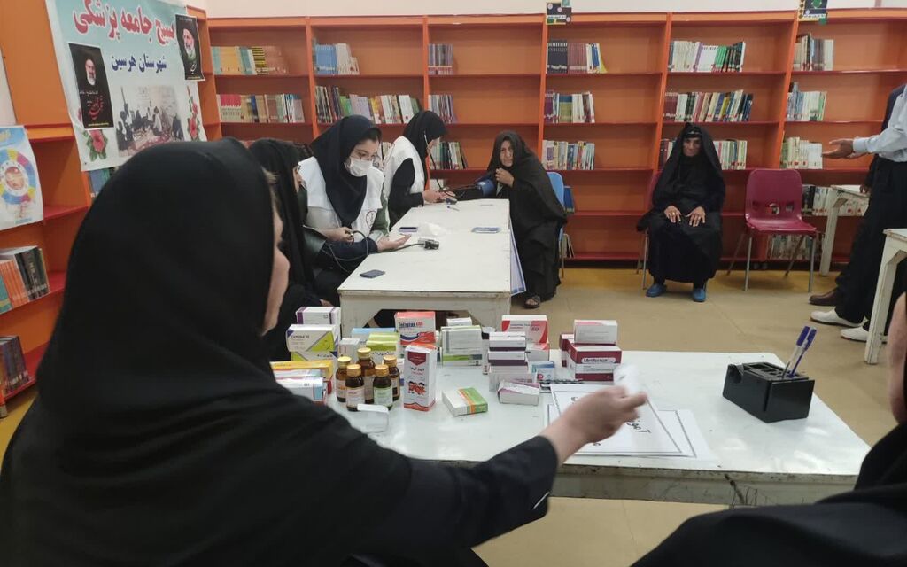 ویزیت اهالی مناطق کم‌برخوردار در مرکز هرسین به‌مناسبت سالگرد شهدای خدمت