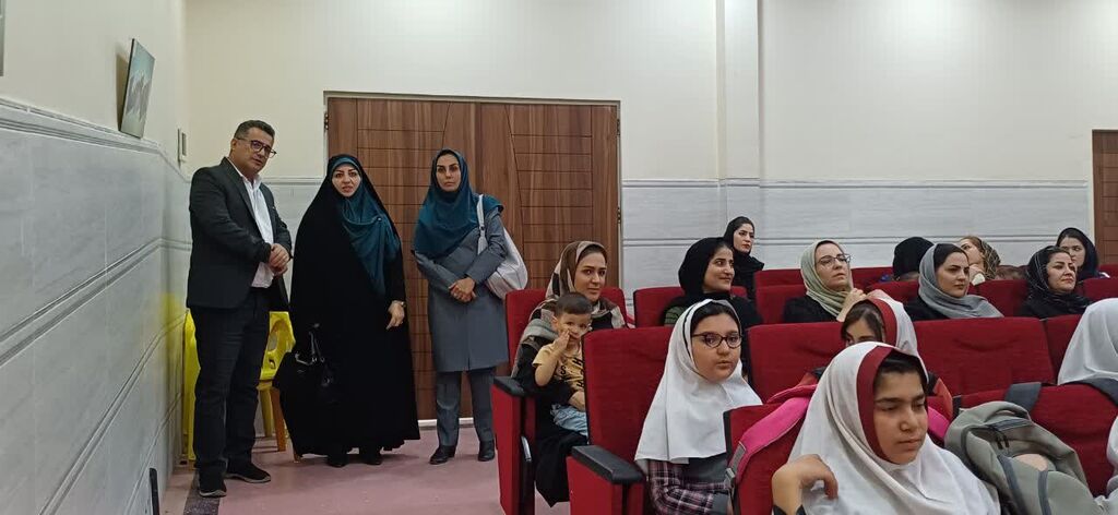 بازدید معاون مرکز تولید تئاتر کانون از مراکز 3 و 6 همدان