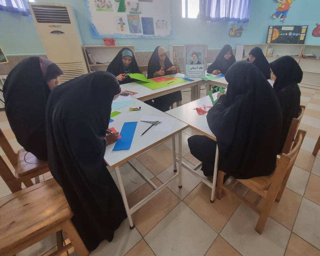 گرامیداشت یاد شهید آیتالله رئیسی با حضور نوجوانان و خانوادهها در کانون جهرمدو