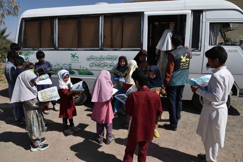 چرخهای کتابخانههای سیار کانون برای کودکان روستا میچرخد