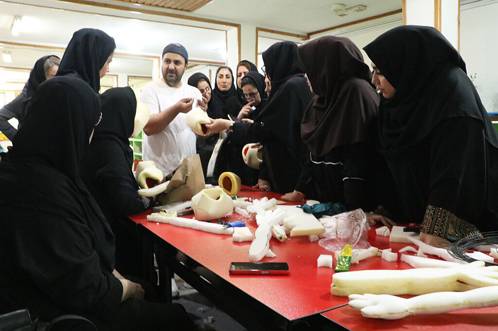 مربیان کانون گیلان در دوره آموزشی عروسکسازی شرکتکردند