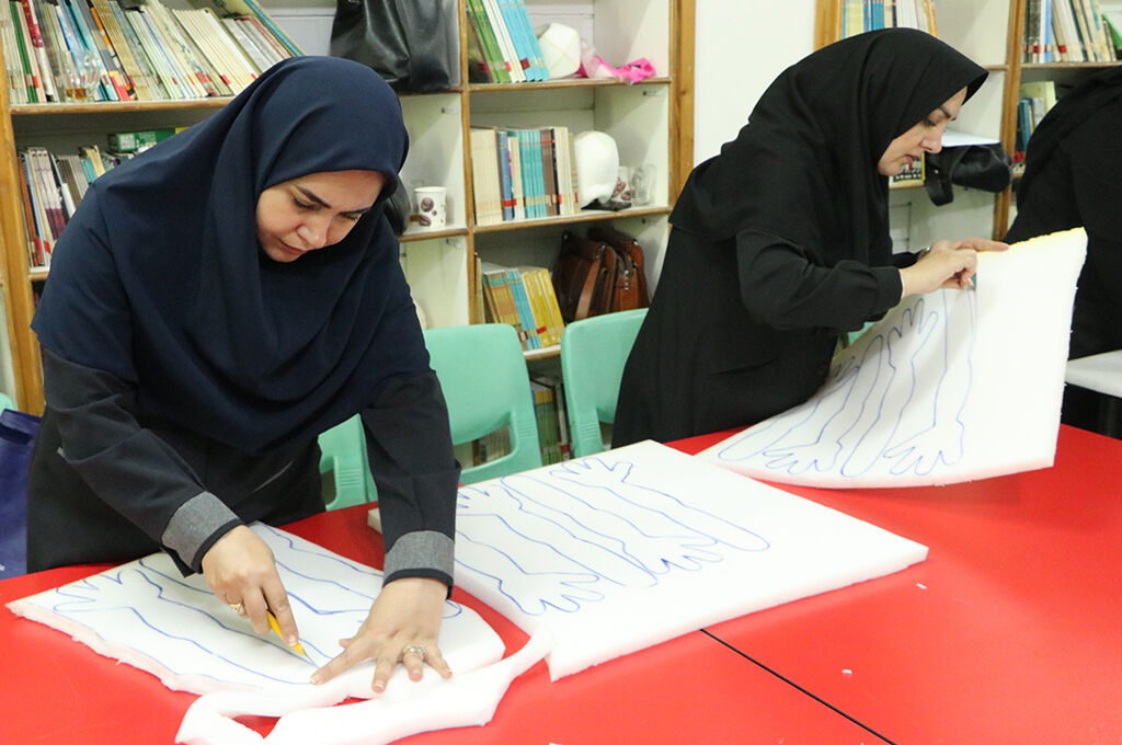 مربیان کانون گیلان در دوره آموزشی عروسکسازی شرکتکردند