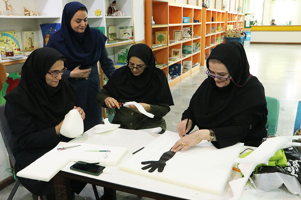 مربیان کانون گیلان در دوره آموزشی عروسکسازی شرکتکردند