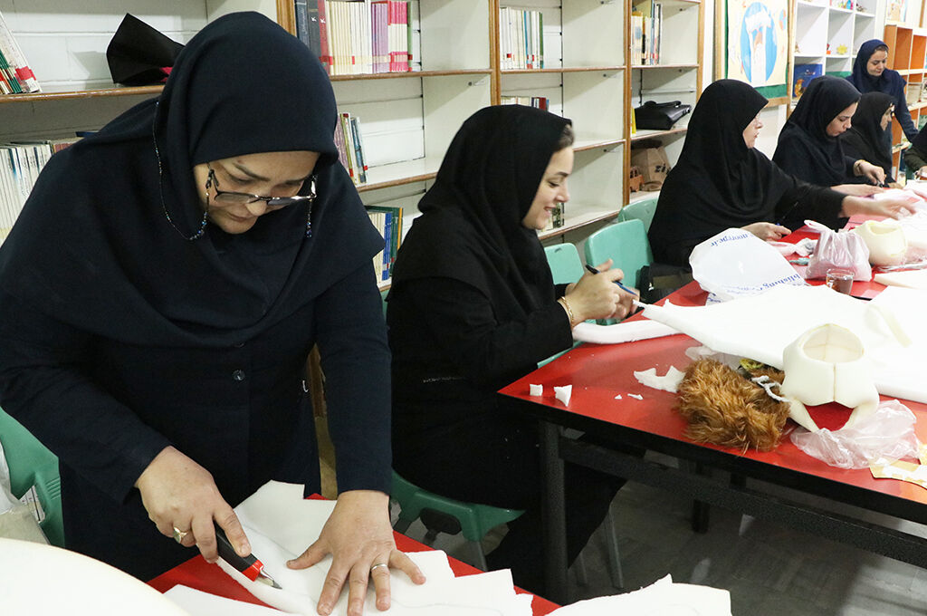 مربیان کانون گیلان در دوره آموزشی عروسکسازی شرکتکردند